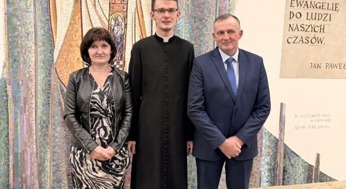 Ogromnie się weselę w Panu, dusza moja raduje się w Bogu moim, bo mnie przyodział w szaty zbawienia.