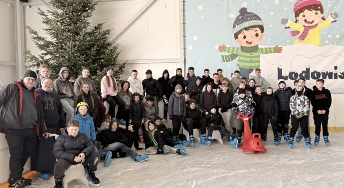 Na lodowisku śmigam raz, dwa, uśmiechnięta buzia ma…