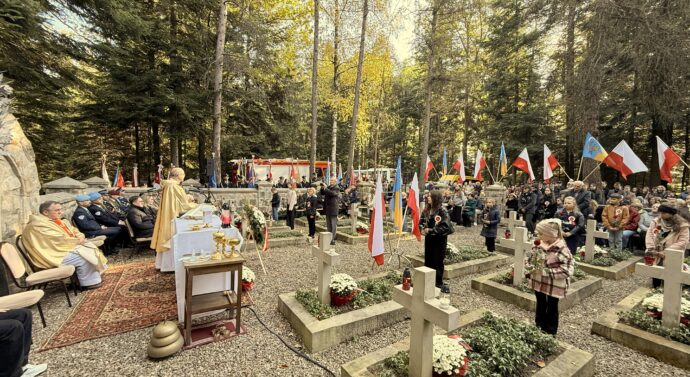 A kiedy spotkasz mogiłę w lesie, Co nad nią szumi szereg drzew,Niech i twe słowa wiatr w dal poniesie,O partyzancie zanuć pieśń…